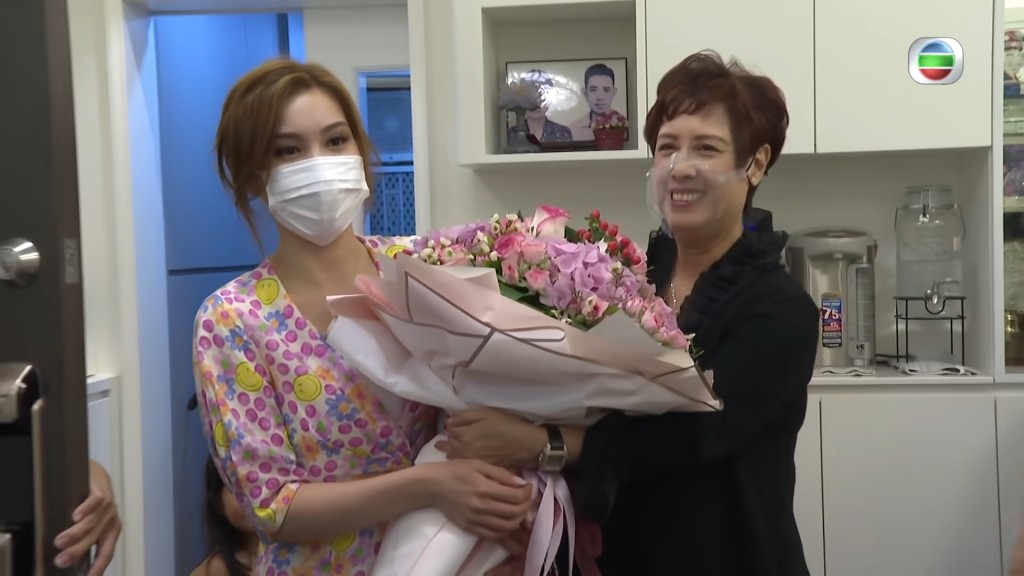 宋宛穎去年當選後返屋企，由外婆送花迎接，外婆更大爆原來宋宛穎出身自選美世家，除了媽媽外，也有不少親戚在選美比賽獲獎。